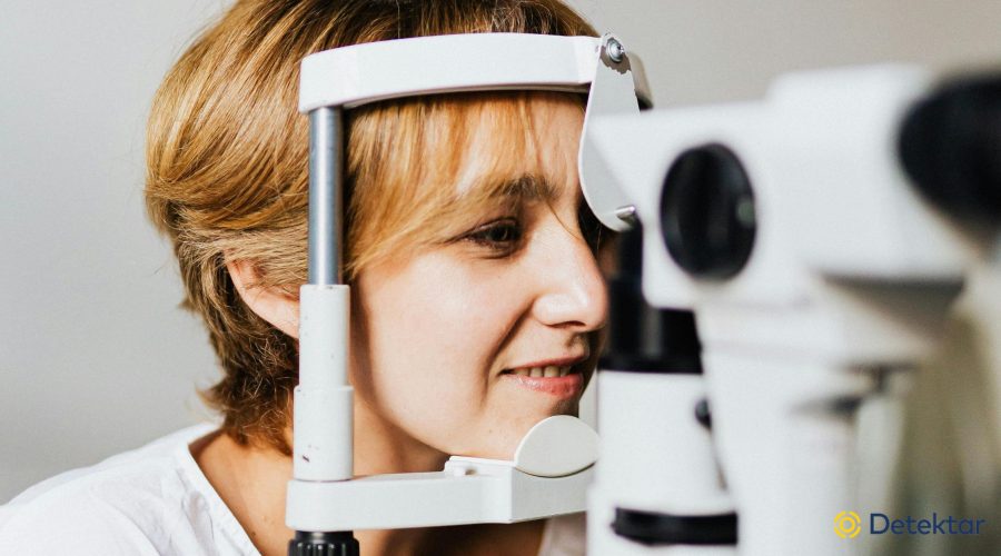 Oftalmologia realizando tonometria